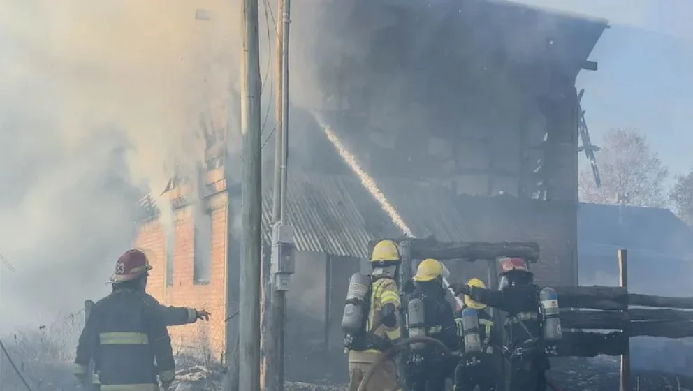 Además de los daños materiales totales, dos personas resultaron heridas tras el incendio en el barrio intercultural. Foto: gentileza.