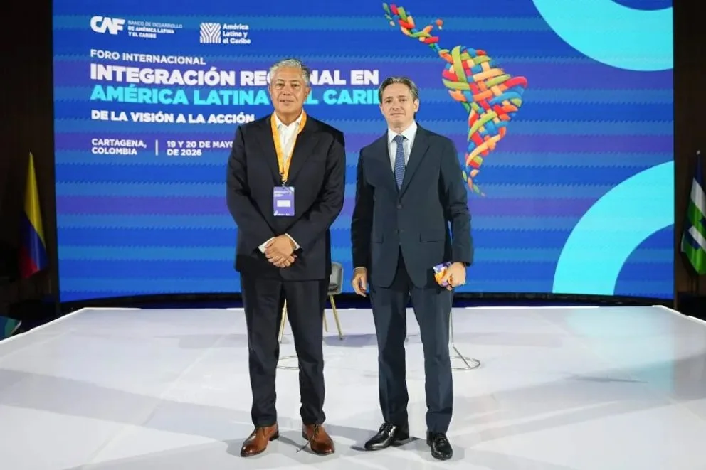 Figueroa y el vicepresidente de CAF, Christian Asinelli, durante el foro de integración regional en Cartagena. 