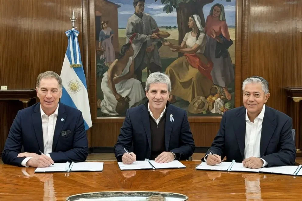 Figueroa junto a Caputo y Santilli durante la firma de los acuerdos de financiamiento con el BID y el Banco Mundial, en Buenos Aires.