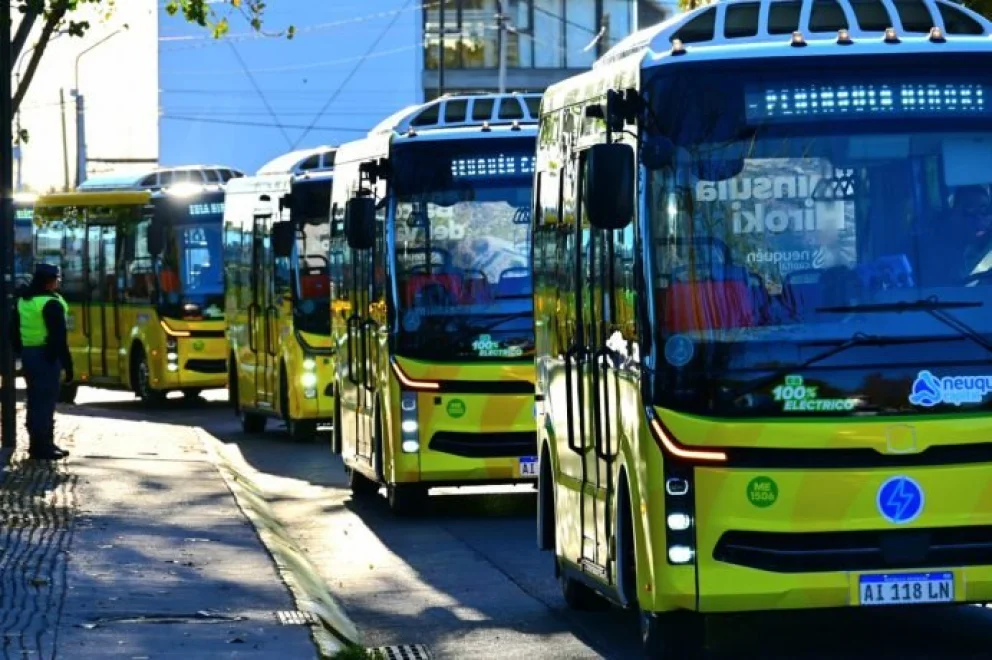Las nuevas unidades son ocho, de última tecnología y comenzaron a funcionar hoy para turismo y servicio urbano.  Foto: Municipalidad de Neuquén.