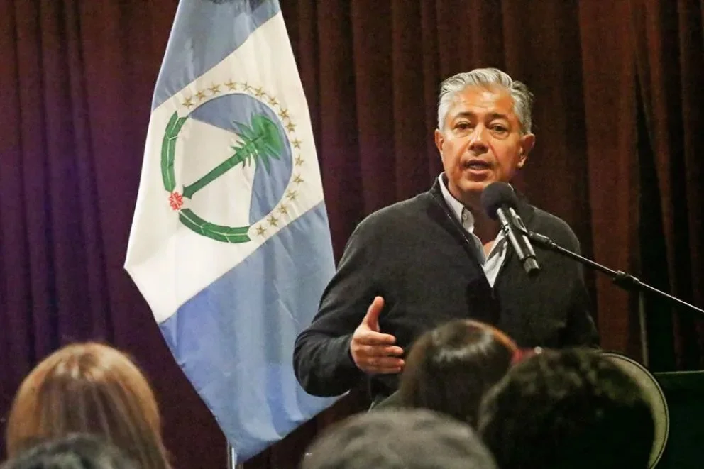 Rolando Figueroa en Villa La Angostura, durante la entrega de escrituras y el anuncio del proyecto Alivilla.