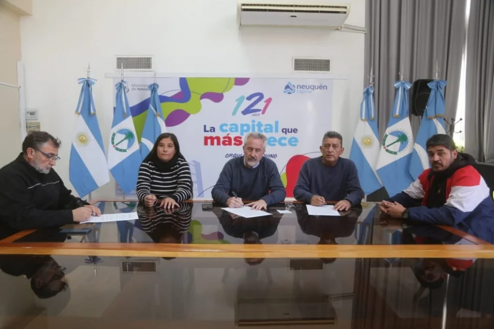 El secretario de Gobierno Juan Martín Hurtado y el secretario general de Si.Tra.Mu.Ne Luis Ríos firmaron el acta acuerdo salarial con vigencia hasta abril de 2027.