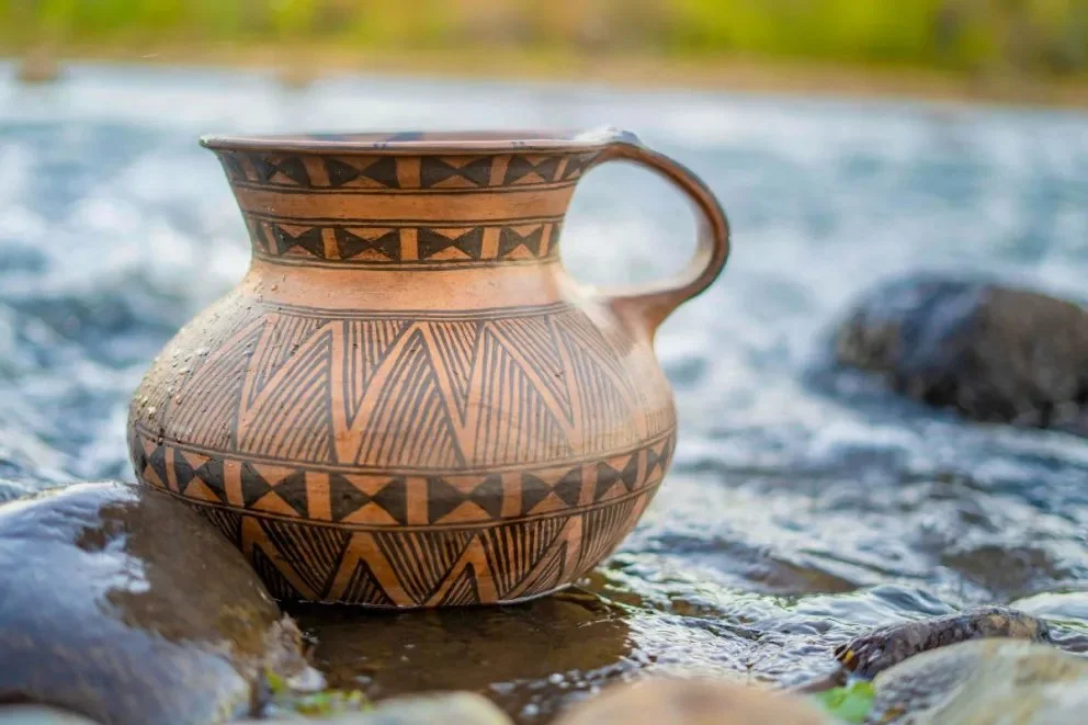 "Nacidos de la Tierra" busca visibilizar el universo artesanal neuquino como expresión de memoria, territorio y pertenencia cultural.