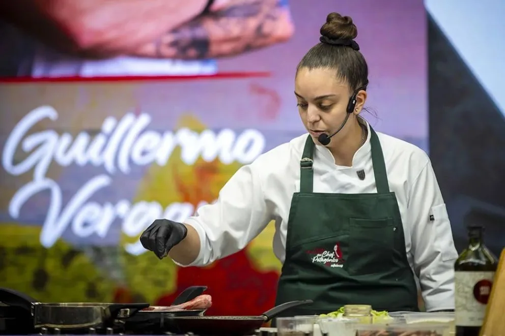 Graciela Caffa Lucero recibió la distinción como Embajadora de la Gastronomía Neuquina en la Fiesta Nacional del Chef Patagónico, celebrada en Villa Pehuenia.