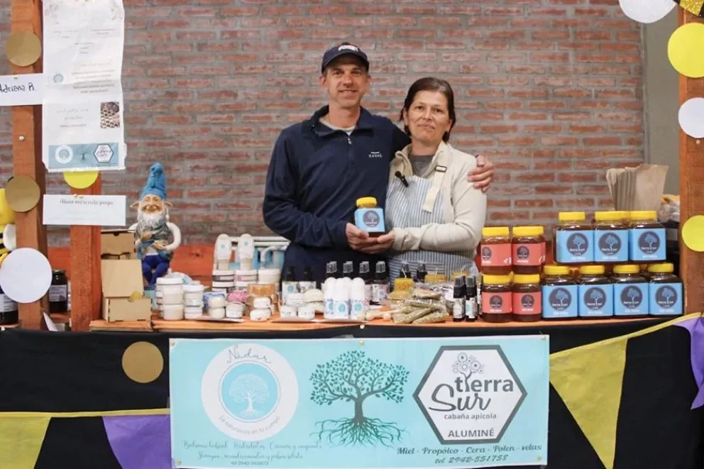Diego y Valeria Ermocida presentaron los productos de Nadur-Tierra Sur en la octava Expo Alumiel, en Aluminé, donde combinan apicultura, cosmética natural y plantas de la región.