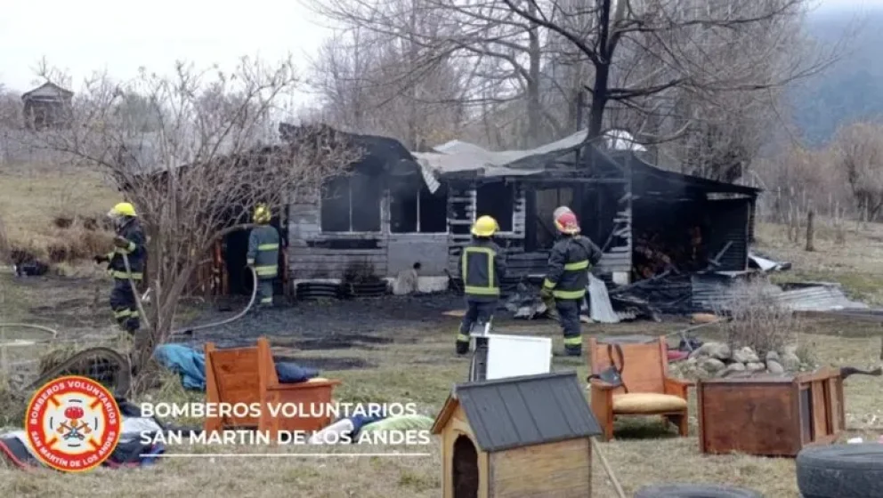En una semana, dos familias de la localidad perdieron todo en los incendios en sus viviendas. Foto: Bomberos de San Martín.