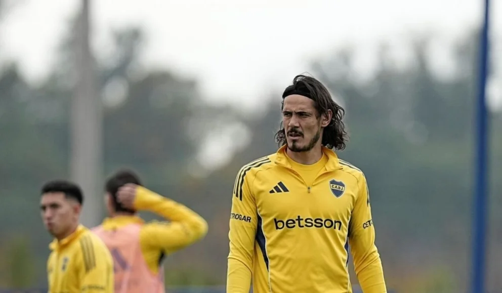 Edison Cavani se resintió de su molestia lumbar. Foto: Olé