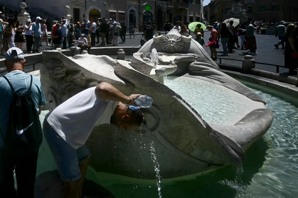 Turistas y locales buscan refugio del calor extremo en una plaza de París durante la ola de calor de mayo de 2026. 