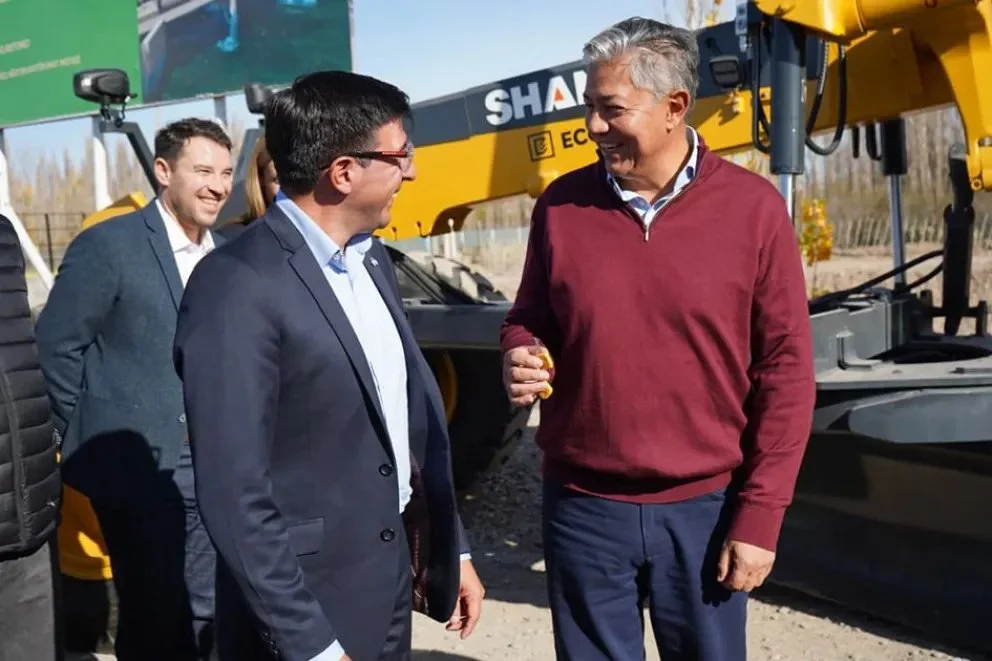 Figueroa junto al intendente Lucas Páez durante el acto en Senillosa.
