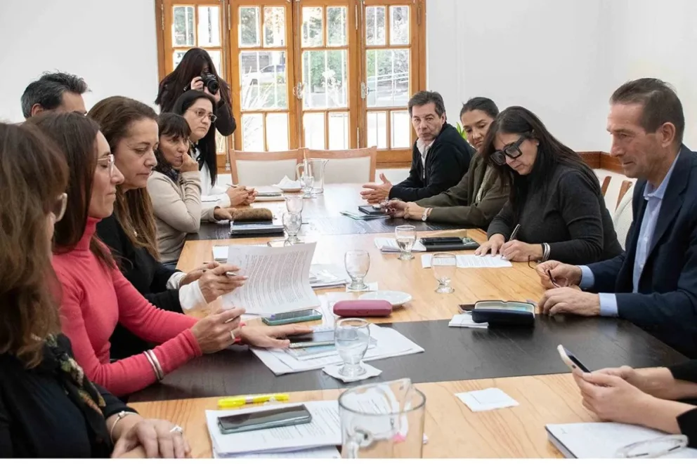 Dirigentes de ATEN y funcionarios del Ejecutivo firmaron el acta de acuerdos tras más de seis horas de reunión en Casa de Gobierno.