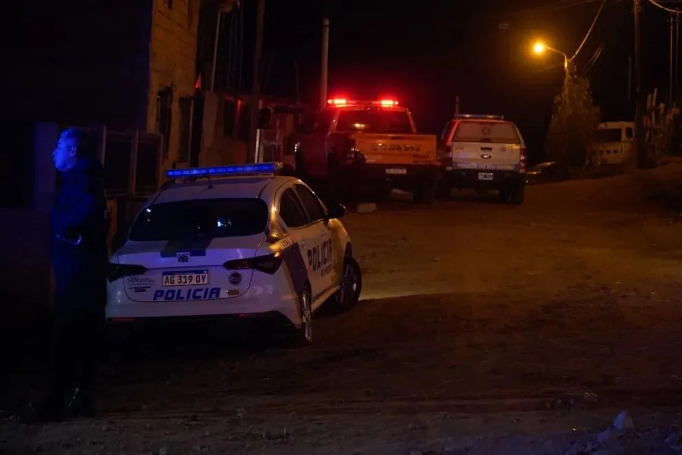 La policía de Río Negro y los peritos forenses realizaron inspecciones del lugar hasta entrada la noche de ayer martes. Foto: gentileza