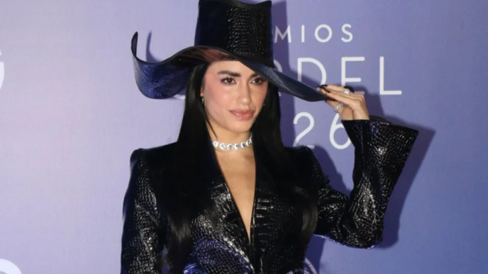 Lali Espósito alzó sus estatuillas en el Teatro Coliseo y reafirmó su compromiso con la libre expresión artística.