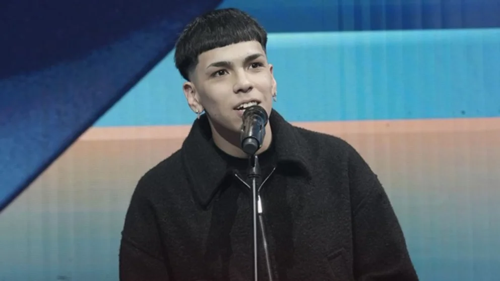Milo J posó feliz con sus múltiples estatuillas tras coronarse como el gran ganador de los Premios Gardel 2026.