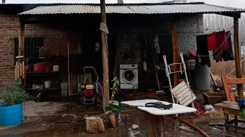 La vivienda ubicada en una chacra, sufrió grandes daños. Foto: Bomberos Voluntarios de Centenario.