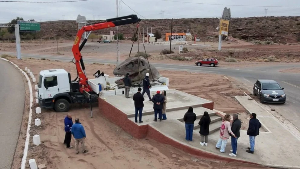 El cráneo de dinosaurio carnívoro llegó este miércoles a Villa El Chocón y fue emplazado sobre la Ruta 237. La obra es del escultor Cristian Méndez, de Zapala.
