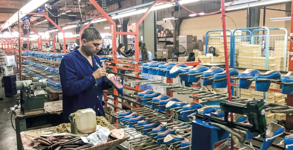 La drástica caída de ventas por la baja en el consumo y el ingreso de productos importados generaron el cierre de empresas locales. Foto: archivo