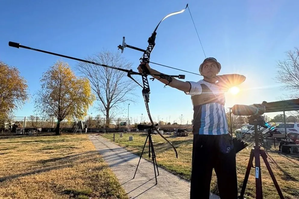 Esteban Silva, arquero de Plottier, integra la delegación argentina en el Campeonato Panamericano de tiro con arco en Medellín, Colombia.