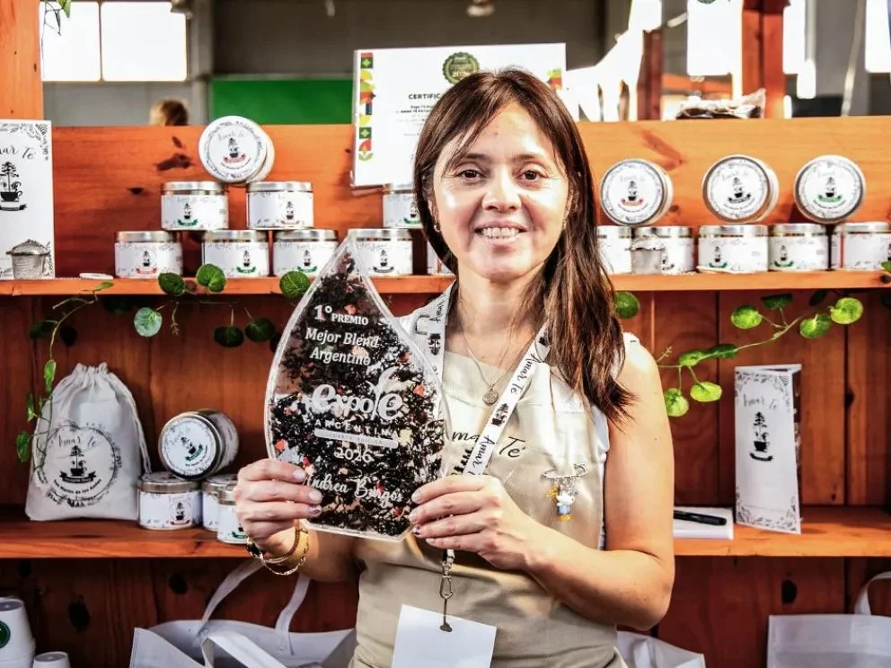 Andrea Burgos, tea designer y enfermera de San Martín de los Andes, con su blend "Aldea de Montaña", ganador del primer puesto en Expo Té Argentina 2026.