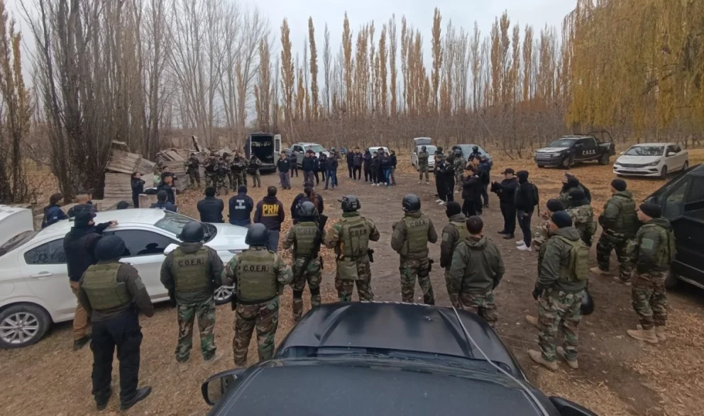 operativo incluyó nueve allanamientos simultáneos, dos detenidos, cinco imputados y el secuestro de estupefacientes, armas, dinero y vehículos.