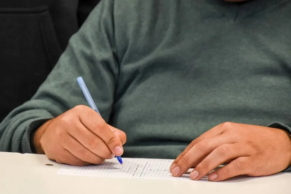 El trámite se realiza de forma virtual a través de la página oficial del programa. https://becas.neuquen.gov.ar/becasprod/com.becas.becas.home