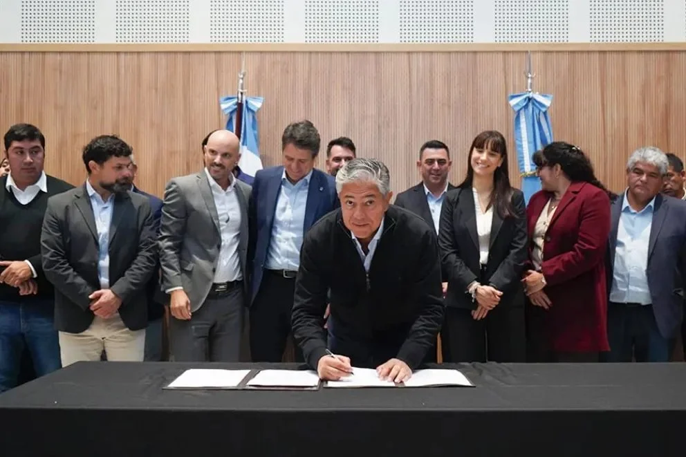 Rolando Figueroa encabezó la firma de escrituras, transferencias y acuerdos.