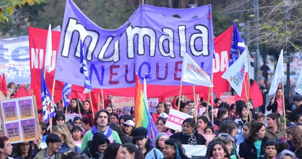 A las consignas históricas "Ni Una Menos" y "Vivas, libres y desendeudadas nos queremos", se suma el reciente femicidio de Agostina Vega. Foto: gentileza.