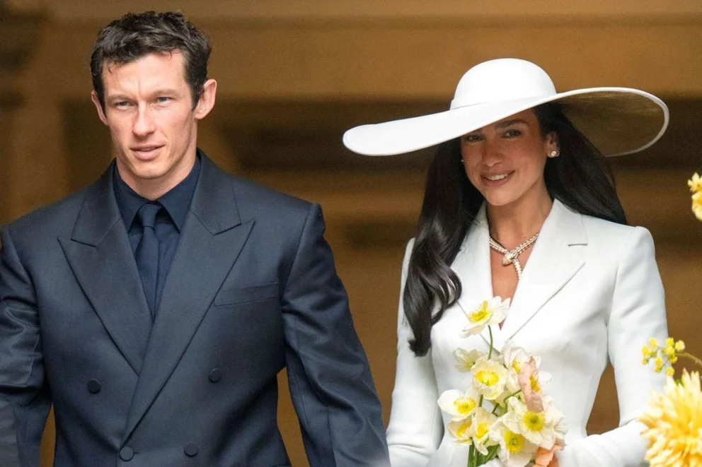 Dua Lipa y Callum Turner sellaron su amor en Londres, previo al gran festejo en Italia.
