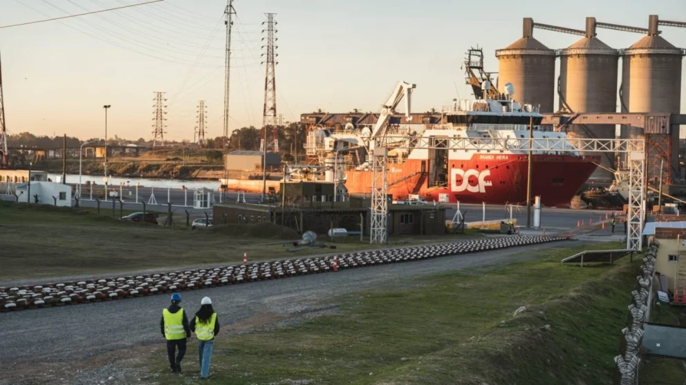El buque Skandi Hera comenzó a operar frente a Sierra Grande para instalar la infraestructura que permitirá exportar crudo desde Punta Colorada.
