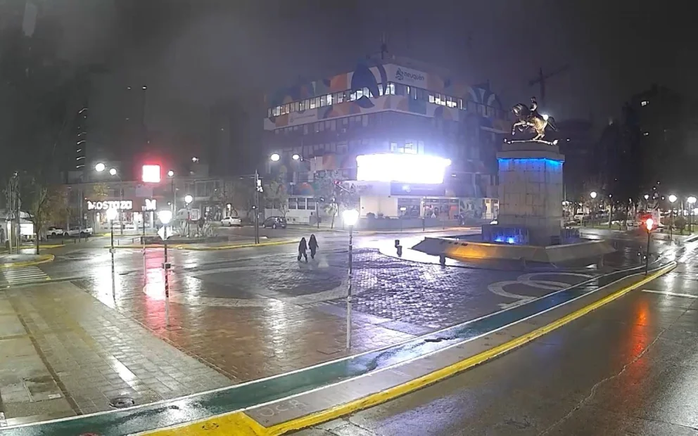 Junio comenzó este lunes con una jornada con lloviznas persistentes en Neuquén. Cómo estará este martes 2 de junio. Foto: captura cámara Municipalidad de Neuquén. 