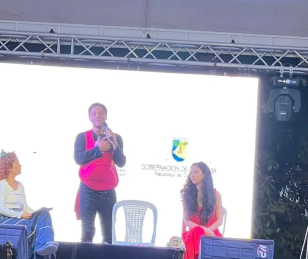 Con su pareja y su beb&eacute; en el fular, en la presentaci&oacute;n de Sin Clemencia en el Festival de Cine Campesino en San Vicente Ferrer - Colombia.