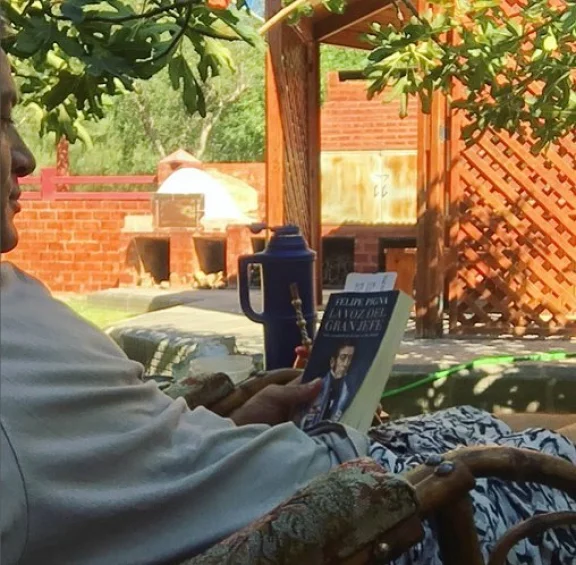 Debajo de la higuera en su casa de Centenario, leyendo la vida de San Mart&iacute;n