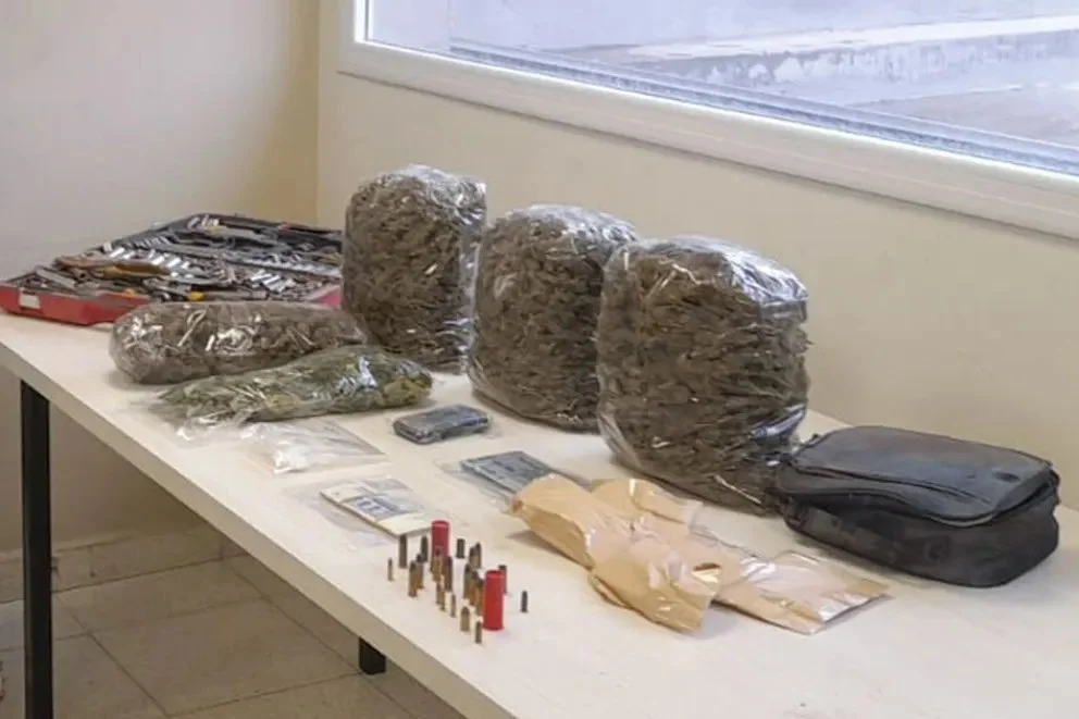Se incautaron drogas, municiones y vehículos.