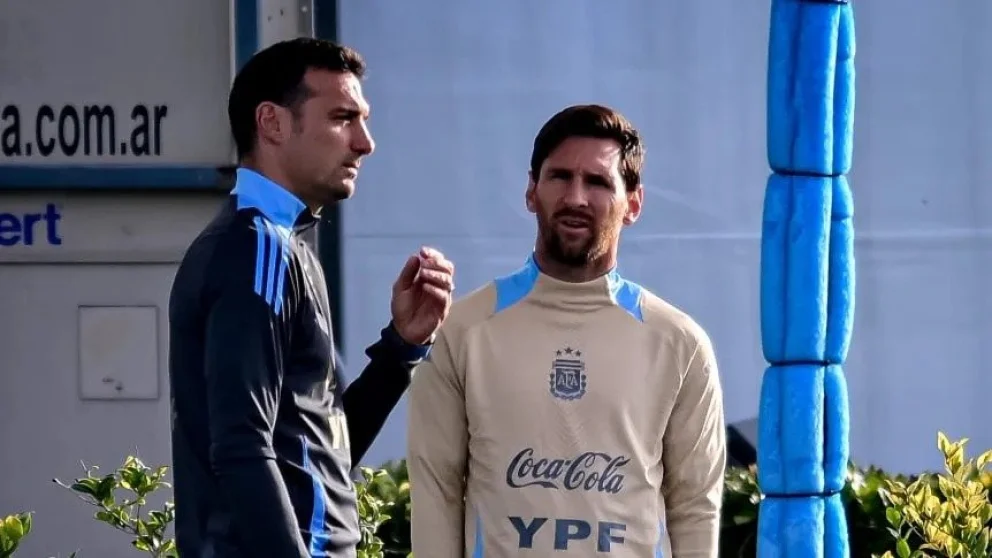 Scaloni junto a Lionel Messi durante uno de los entrenamientos de la Selección Argentina el año pasado. Foto: archivo