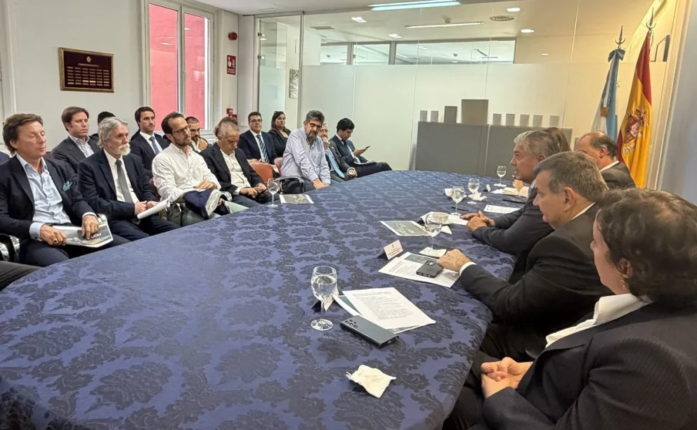 El mandatario neuquino expuso los beneficios para inversiones en Neuquén ante empresarios españoles. Foto: Neuquén Informa.