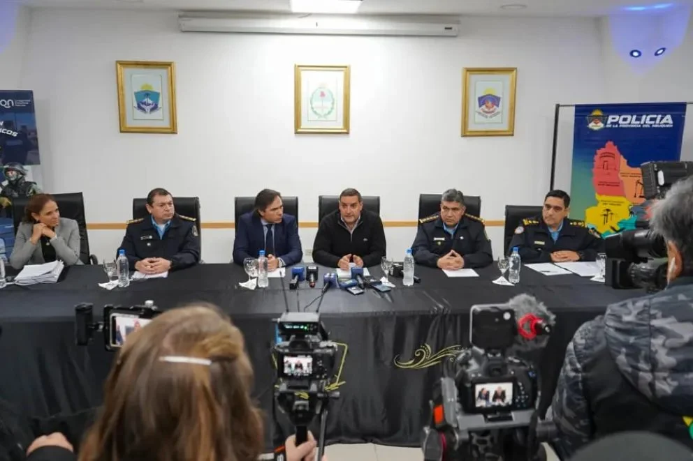 El ministro Matías Nicolini, el fiscal José Gerez y el subjefe Walter San Martín presentaron los resultados de los operativos en la Jefatura de Policía del Neuquén.