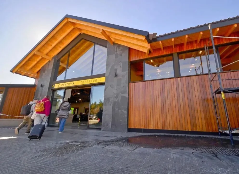 La nueva terminal cuenta con un hall con capacidad para 108 asientos. Foto: Neuquén Informa.