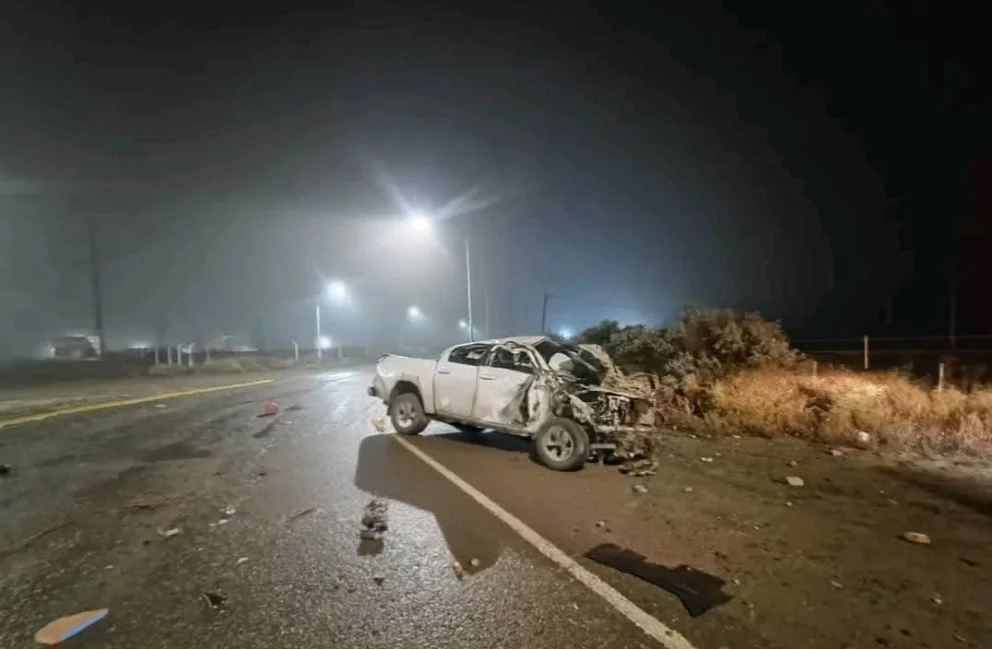 La camioneta Toyota Hilux impactó contra una casilla de hormigón. Foto: Gentileza