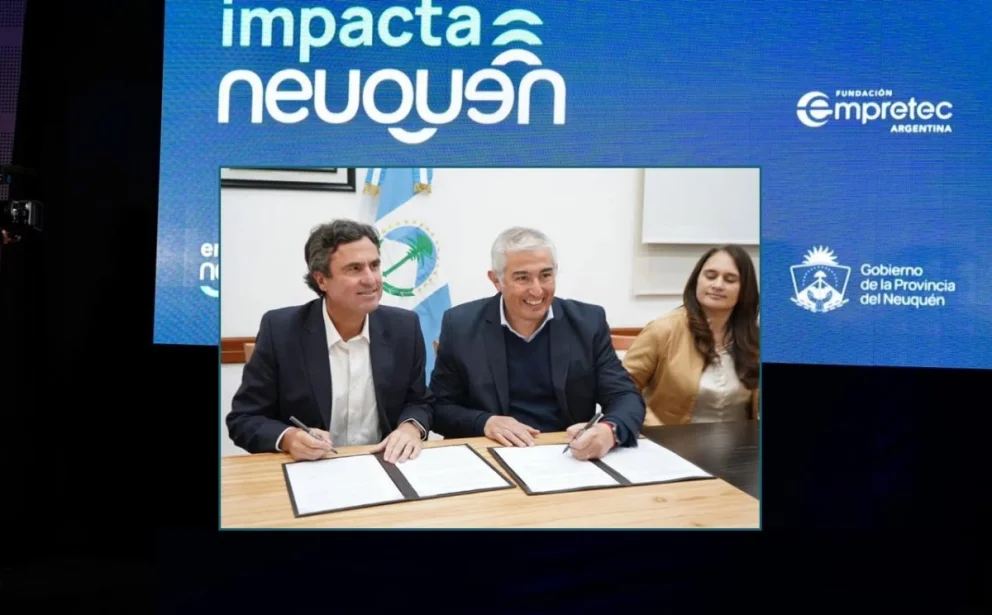 Representantes del gobierno neuquino y de la empresa petrolera firmaron el convenio. Foto: archivo/Neuquén Informa