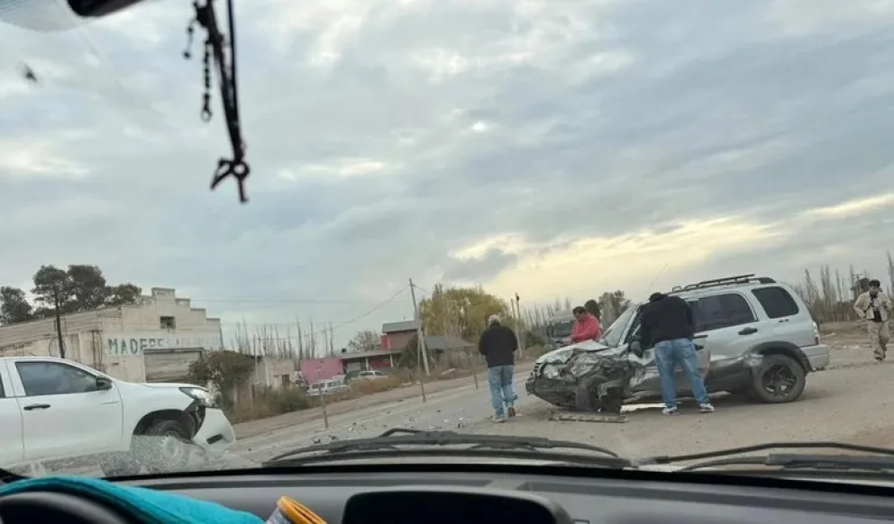 Personal de emergencias y efectivos policiales se hicieron presentes para asistir a los ocupantes y ordenar la circulación en la zona.