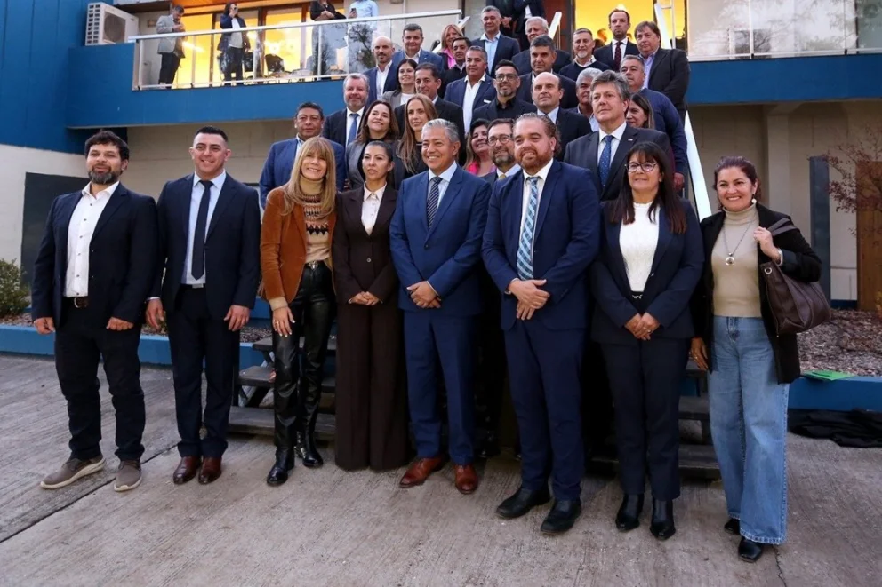 El gobernador neuquino junto a autoridades de la Región de Bío Bío, en Chile, junto a funcionarios de ambos países e intendentes avanzaron en la integración binacional. Foto: Neuquén Informa