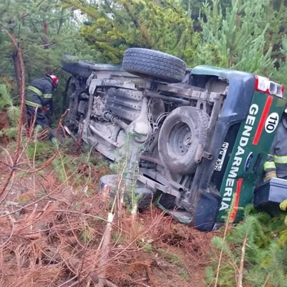 Los dos ocupantes de la camioneta, un hombre y una mujer, ambos integrantes de la fuerza, recibieron una primera asistencia médica en el lugar del accidente y luego fueron trasladados al hospital. Foto: Gentileza. 