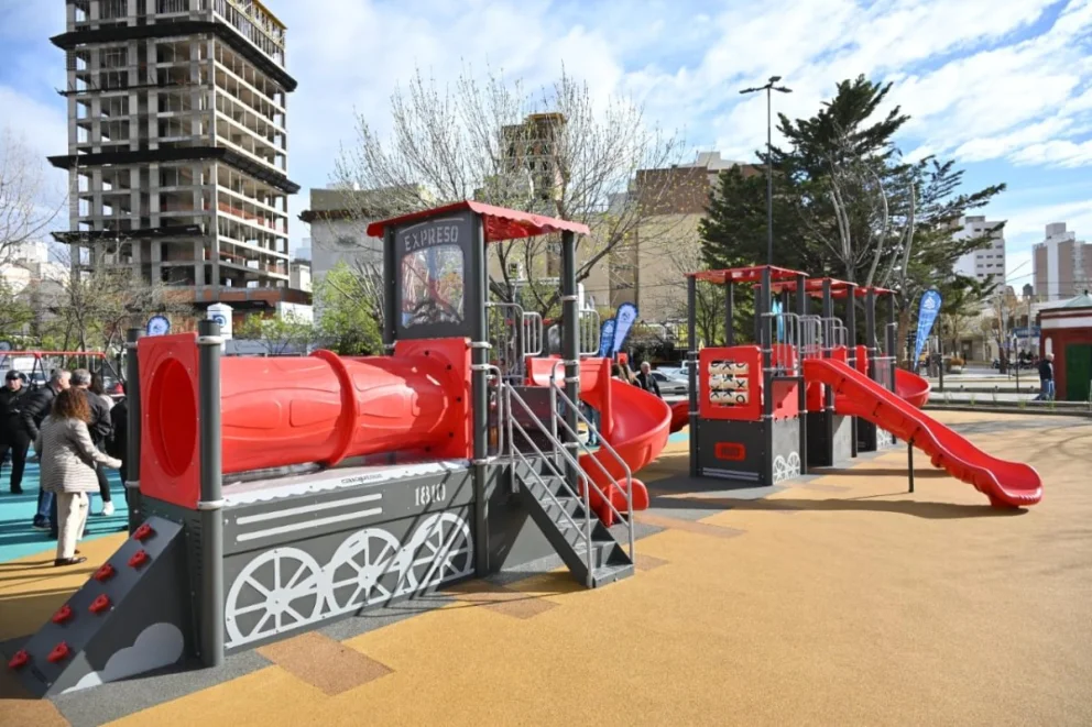 El  espacio cuenta con más de 700 metros cuadrados de juegos, protagonizados por un gran mangrullo temático en forma de tren y sus vagones. Foto: gentileza.