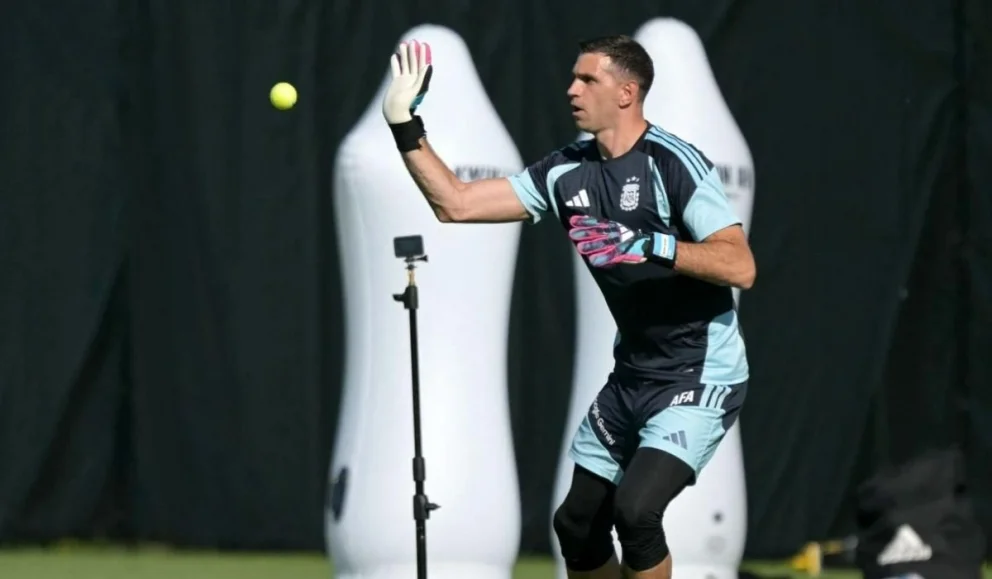 El arquero campeón del mundo se entrenó con guantes por primera vez desde que llegó a la concentración de la Selección en Estados Unidos. Foto: gentileza