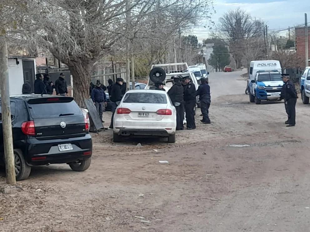 Los procedimientos se desarrollan en al menos 11 viviendas distribuidas en varias manzanas de la zona. Foto: Juan Berón. 