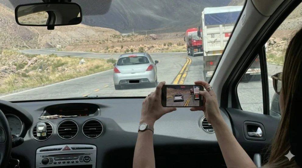 El número de WhattsApp es para denunciar varias de las conducciones temerarias e irresponsables por parte de los conductores. Imagen ilustrativa. 