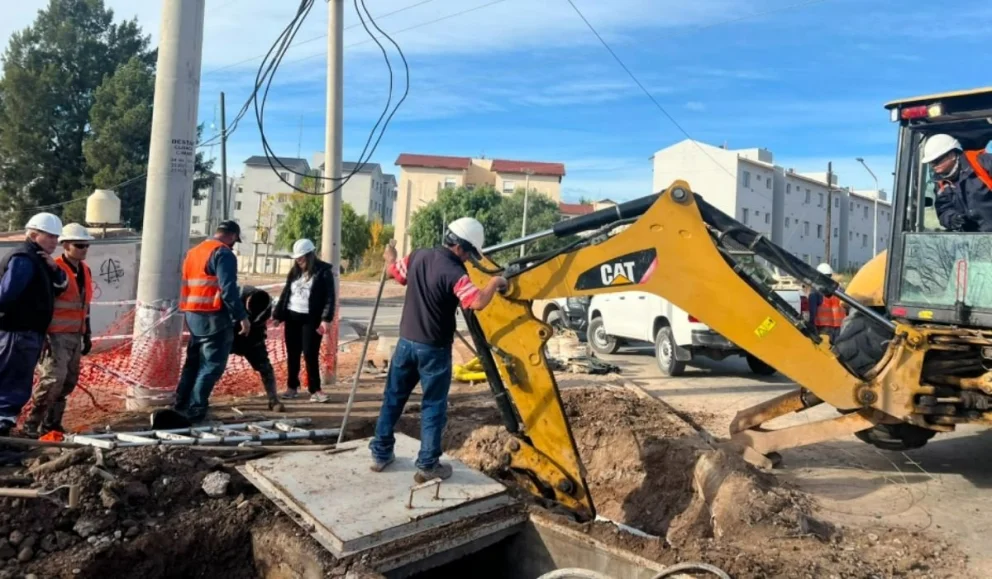 Los trabajos se complejizaron por la presencia de una línea de alta tensión y se estima que concluirán alrededor de las 15.