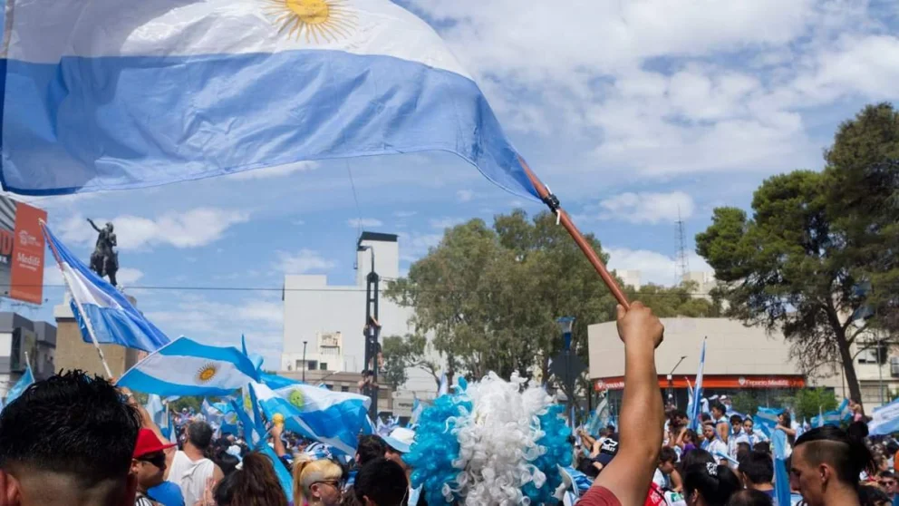 El centro neuquino suele ser el epicentro de los festejos por cada partido ganado o pase de ronda. Foto: gentileza.