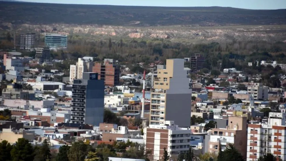 La formación se extiende sobre aproximadamente 33.000 kilómetros cuadrados en cuatro provincias, con Añelo consolidado como el principal centro logístico de operaciones. Foto: archivo. 