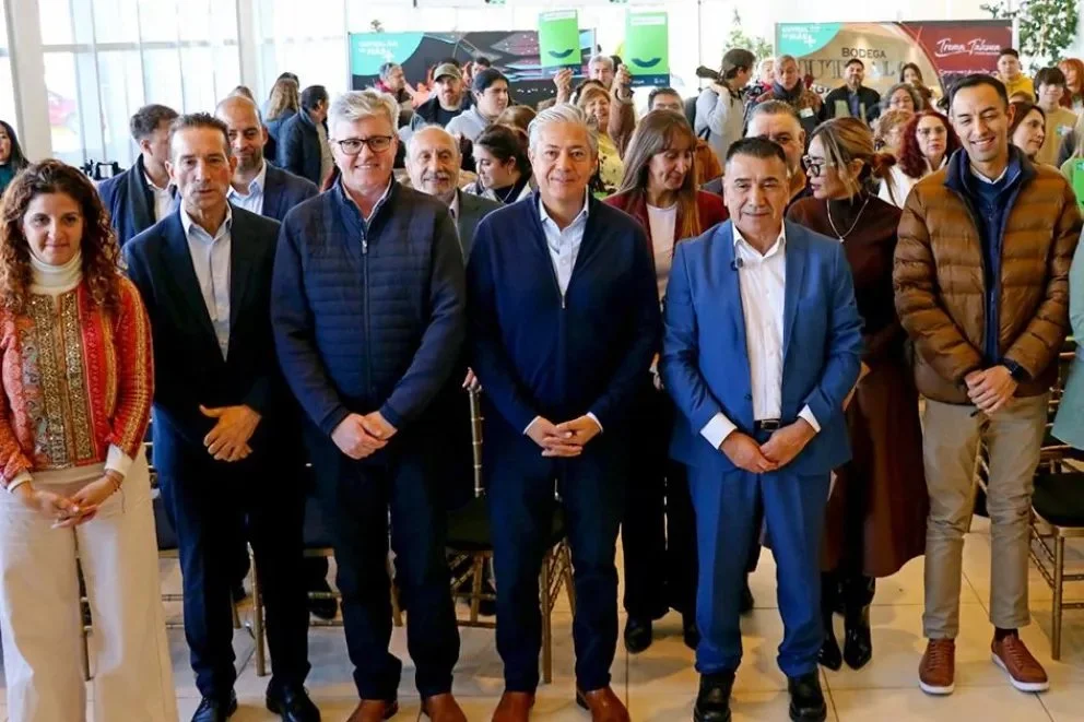 Rolando Figueroa junto a los intendentes Claudio Larraza y Ramón Rioseco, además de funcionarios municipales y provinciales.