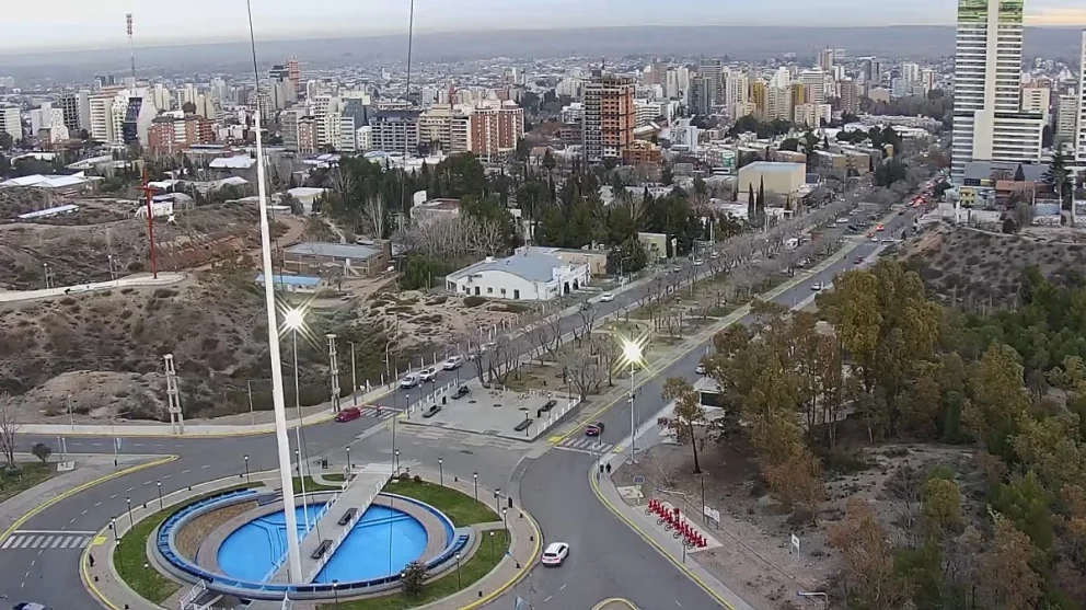 El día más corto tendrá en la región sólo unas nueve horas de luz. Foto: captura de pantalla cámara de la municipalidad de Neuquén. 